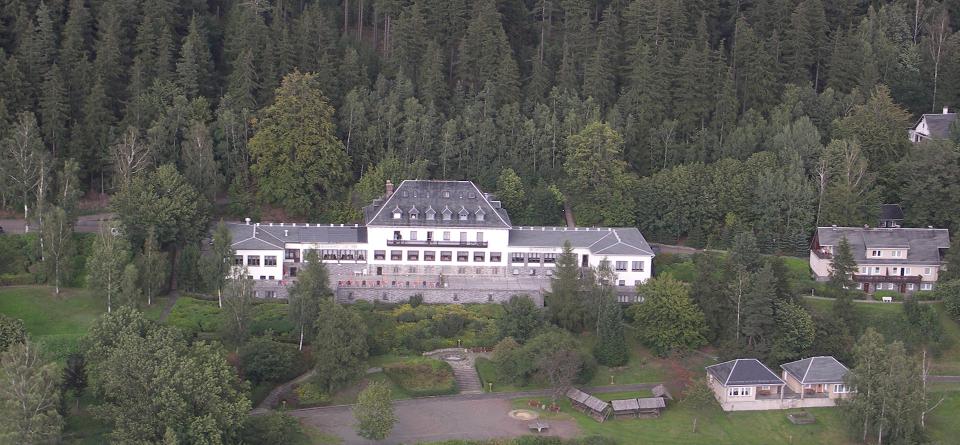 Großzügige Hotelanlage am Wald